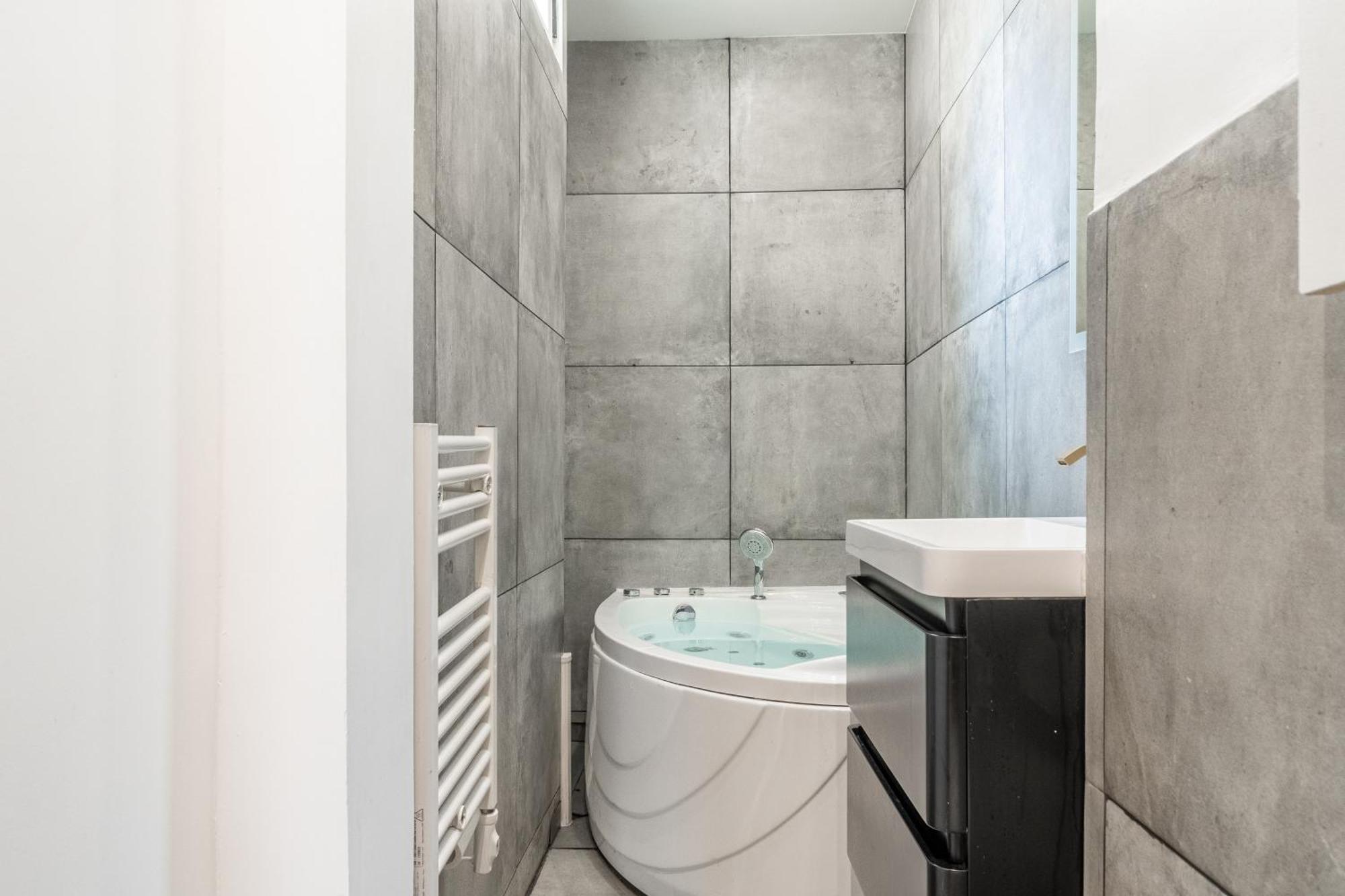 Lavie Maison Eiffel Ac Hot Tub Paris Exterior photo