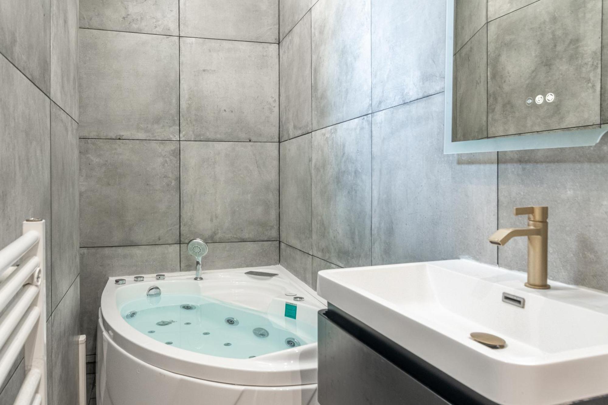 Lavie Maison Eiffel Ac Hot Tub Paris Exterior photo